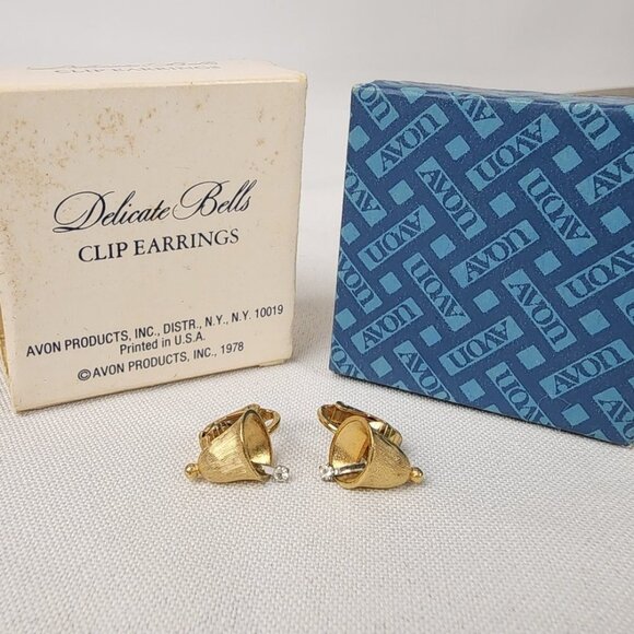 Vintage Avon Delicate Bells Gold Tone Clip On Earrings - Picture 1 of 7